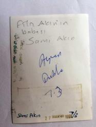FİLİZ AKIN'IN AİLESİNİN TIPKI BASIM FOTOĞRAFI - 12 x 9 cm EBADINDA - FİLİZ AKIN'IN BABASI SAMİ AKIN'IN BİR EVRAKIN ÜZERİNDEN ÇEKİLMİŞ FOTOĞRAFI
