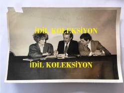 AJDA PEKKAN'IN ORİJİNAL 3'LÜ FOTOĞRAF SETİ - 18 x 12 cm ve 18 x 10 cm EBADINDA 3 ADET FOTOĞRAF- AJDA PEKKAN, POLİS TEŞKİLATININ 140. KURULUŞ YILDÖNÜMÜ NEDENİYLE DÜZENLENEN KUTLAMA GECESİNDE SAHNEYE ÇIKMADAN ÖNCE MUKAVELE İMZALARKEN ÇEKİLMİŞ 3 FARKLI KARE, MEHMET AĞAR & MARAL ÖZTEKİN, 23 MART 1985