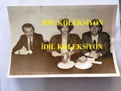 AJDA PEKKAN'IN ORİJİNAL 3'LÜ FOTOĞRAF SETİ - 18 x 12 cm ve 18 x 10 cm EBADINDA 3 ADET FOTOĞRAF- AJDA PEKKAN, POLİS TEŞKİLATININ 140. KURULUŞ YILDÖNÜMÜ NEDENİYLE DÜZENLENEN KUTLAMA GECESİNDE SAHNEYE ÇIKMADAN ÖNCE MUKAVELE İMZALARKEN ÇEKİLMİŞ 3 FARKLI KARE, MEHMET AĞAR & MARAL ÖZTEKİN, 23 MART 1985