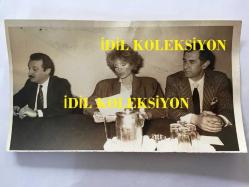 AJDA PEKKAN'IN ORİJİNAL 3'LÜ FOTOĞRAF SETİ - 18 x 12 cm ve 18 x 10 cm EBADINDA 3 ADET FOTOĞRAF- AJDA PEKKAN, POLİS TEŞKİLATININ 140. KURULUŞ YILDÖNÜMÜ NEDENİYLE DÜZENLENEN KUTLAMA GECESİNDE SAHNEYE ÇIKMADAN ÖNCE MUKAVELE İMZALARKEN ÇEKİLMİŞ 3 FARKLI KARE, MEHMET AĞAR & MARAL ÖZTEKİN, 23 MART 1985