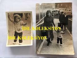AJDA PEKKAN'IN ORİJİNAL 2'Lİ FOTOĞRAF SETİ - 12 x 9 cm ve 17 x 12 cm EBADINDA 2 ADET FOTOĞRAF- AJDA PEKKAN MANEVİ KIZI SEMİRAMİS İLE EL ELE GEZERKEN ÇEKİLMİŞ ÇOK ÖZEL BİR KARE (2 FARKLI FOTOĞRAF)