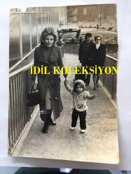 AJDA PEKKAN'IN ORİJİNAL 2'Lİ FOTOĞRAF SETİ - 12 x 9 cm ve 17 x 12 cm EBADINDA 2 ADET FOTOĞRAF- AJDA PEKKAN MANEVİ KIZI SEMİRAMİS İLE EL ELE GEZERKEN ÇEKİLMİŞ ÇOK ÖZEL BİR KARE (2 FARKLI FOTOĞRAF)