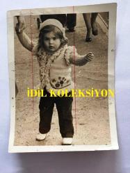 AJDA PEKKAN'IN ORİJİNAL 2'Lİ FOTOĞRAF SETİ - 12 x 9 cm ve 17 x 12 cm EBADINDA 2 ADET FOTOĞRAF- AJDA PEKKAN MANEVİ KIZI SEMİRAMİS İLE EL ELE GEZERKEN ÇEKİLMİŞ ÇOK ÖZEL BİR KARE (2 FARKLI FOTOĞRAF)