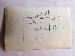 SANAT GÜNEŞİMİZ ZEKİ MÜREN'İN ORİJİNAL FOTOĞRAFI - 18 x 12 cm EBADINDA - ZEKİ MÜREN SAHNE ALAN SOLİSTLE KONUŞURKEN ÇEKİLMİŞ BİR KARE