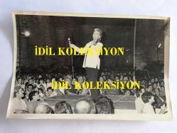 SANAT GÜNEŞİMİZ ZEKİ MÜREN'İN ORİJİNAL FOTOĞRAFI - 18 x 13 cm EBADINDA - ZEKİ MÜREN BODRUM'DA SAHNE ALIRKEN ÇEKİLMİŞ BİR KARE, 5 EYLÜL 1983