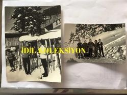 SANAT GÜNEŞİMİZ ZEKİ MÜREN'İN ORİJİNAL 2'Lİ FOTOĞRAF SETİ - 18 x 13 cm ve 14 x 9 cm EBADINDA - ZEKİ MÜREN, BURSA'DA KAYAK MERKEZİNDE TATİL YAPARKEN ÇEKİLMİŞ 2 FARKLI KARE,