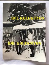 SANAT GÜNEŞİMİZ ZEKİ MÜREN'İN ORİJİNAL 2'Lİ FOTOĞRAF SETİ - 18 x 13 cm ve 14 x 9 cm EBADINDA - ZEKİ MÜREN, BURSA'DA KAYAK MERKEZİNDE TATİL YAPARKEN ÇEKİLMİŞ 2 FARKLI KARE,