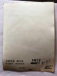 SANAT GÜNEŞİMİZ ZEKİ MÜREN'İN ORİJİNAL 2'Lİ FOTOĞRAF SETİ - 18 x 13 cm ve 14 x 9 cm EBADINDA - ZEKİ MÜREN, BURSA'DA KAYAK MERKEZİNDE TATİL YAPARKEN ÇEKİLMİŞ 2 FARKLI KARE,