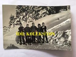 SANAT GÜNEŞİMİZ ZEKİ MÜREN'İN ORİJİNAL 2'Lİ FOTOĞRAF SETİ - 18 x 13 cm ve 14 x 9 cm EBADINDA - ZEKİ MÜREN, BURSA'DA KAYAK MERKEZİNDE TATİL YAPARKEN ÇEKİLMİŞ 2 FARKLI KARE,