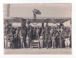 1925-1930 Erken Cumhuriyet Dönemi İzmir Valisi Mehmet Kazım Dirik Paşa Siyasetçi ve Kurmaylarıyla Cumhuriyet Bayramı Kutlamasında Büyük Boy Mükemmel Kondüsyonda Hamza Rüstem Fotoğraf