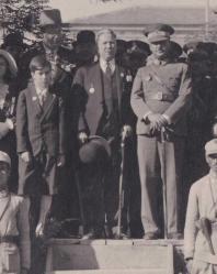 1925-1930 Erken Cumhuriyet Dönemi İzmir Valisi Mehmet Kazım Dirik Paşa Siyasetçi ve Kurmaylarıyla Cumhuriyet Bayramı Kutlamasında Büyük Boy Mükemmel Kondüsyonda Hamza Rüstem Fotoğraf