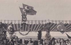 1925-1930 Erken Cumhuriyet Dönemi İzmir Valisi Mehmet Kazım Dirik Paşa Siyasetçi ve Kurmaylarıyla Cumhuriyet Bayramı Kutlamasında Büyük Boy Mükemmel Kondüsyonda Hamza Rüstem Fotoğraf