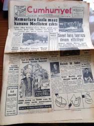 Cumhuriyet Gazetesi - 26 Aralık 1953 - Memurları Fazla Maaş Kanunu Meclisten Çıktı - Celal Bayar'ın Pakistan Ziyareti - Memur İkramiye Tutarları - Sovyet Barış Taarruzu Devam Ettiriliyor - Samsun Limanının Temel Atma Törenine Geri Kaldı - Cumhuriyet Halk Partisinin İstanbul'daki Malları - Cüzamlı Kadın Yazan Guy Des Cars Yazı Dizisi - Radyo Tamir Eden Robot - Şöhret Fabrikatörü Guido Orlando Yazı Dizisi - Profesör Nimbüs'ün Maceraları Çizgi Roman - Şehir Tiyatrosunda Yeni Piyesler - Resimli Romanımız Sahte Baron Çeviren Mazhar Kunt - Öğretmen Ve Öğrenci Köşesi -  Arkeoloji Müzeleri Müdürü Aziz Ogan'ın Şerefine Ayrılış Çayı - Rusya Beria Öldü Diye Bayram Yapıyor - Kızılay'ın Muhtaç Halka Yardımları - Hindiçinide Kızılların Kış Taarruzu - İzmir Sanayi Odası Üç Yaşında - Macar Futbolcuları Amatör Sayılabilir Mi - Bugün Yapılacak Lig Maçları - Cruzeiro Pazar Günü Fenerbahçe İle Karşılaşacak - Son Kahkaha Yazan Edison Marshall Yazı Dizisi - 1953 1954 Yunus Nadi Mükafatı En Güzel Hikaye