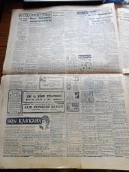 Cumhuriyet Gazetesi - 26 Aralık 1953 - Memurları Fazla Maaş Kanunu Meclisten Çıktı - Celal Bayar'ın Pakistan Ziyareti - Memur İkramiye Tutarları - Sovyet Barış Taarruzu Devam Ettiriliyor - Samsun Limanının Temel Atma Törenine Geri Kaldı - Cumhuriyet Halk Partisinin İstanbul'daki Malları - Cüzamlı Kadın Yazan Guy Des Cars Yazı Dizisi - Radyo Tamir Eden Robot - Şöhret Fabrikatörü Guido Orlando Yazı Dizisi - Profesör Nimbüs'ün Maceraları Çizgi Roman - Şehir Tiyatrosunda Yeni Piyesler - Resimli Romanımız Sahte Baron Çeviren Mazhar Kunt - Öğretmen Ve Öğrenci Köşesi -  Arkeoloji Müzeleri Müdürü Aziz Ogan'ın Şerefine Ayrılış Çayı - Rusya Beria Öldü Diye Bayram Yapıyor - Kızılay'ın Muhtaç Halka Yardımları - Hindiçinide Kızılların Kış Taarruzu - İzmir Sanayi Odası Üç Yaşında - Macar Futbolcuları Amatör Sayılabilir Mi - Bugün Yapılacak Lig Maçları - Cruzeiro Pazar Günü Fenerbahçe İle Karşılaşacak - Son Kahkaha Yazan Edison Marshall Yazı Dizisi - 1953 1954 Yunus Nadi Mükafatı En Güzel Hikaye