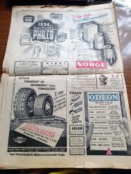 Cumhuriyet Gazetesi - 26 Aralık 1953 - Memurları Fazla Maaş Kanunu Meclisten Çıktı - Celal Bayar'ın Pakistan Ziyareti - Memur İkramiye Tutarları - Sovyet Barış Taarruzu Devam Ettiriliyor - Samsun Limanının Temel Atma Törenine Geri Kaldı - Cumhuriyet Halk Partisinin İstanbul'daki Malları - Cüzamlı Kadın Yazan Guy Des Cars Yazı Dizisi - Radyo Tamir Eden Robot - Şöhret Fabrikatörü Guido Orlando Yazı Dizisi - Profesör Nimbüs'ün Maceraları Çizgi Roman - Şehir Tiyatrosunda Yeni Piyesler - Resimli Romanımız Sahte Baron Çeviren Mazhar Kunt - Öğretmen Ve Öğrenci Köşesi -  Arkeoloji Müzeleri Müdürü Aziz Ogan'ın Şerefine Ayrılış Çayı - Rusya Beria Öldü Diye Bayram Yapıyor - Kızılay'ın Muhtaç Halka Yardımları - Hindiçinide Kızılların Kış Taarruzu - İzmir Sanayi Odası Üç Yaşında - Macar Futbolcuları Amatör Sayılabilir Mi - Bugün Yapılacak Lig Maçları - Cruzeiro Pazar Günü Fenerbahçe İle Karşılaşacak - Son Kahkaha Yazan Edison Marshall Yazı Dizisi - 1953 1954 Yunus Nadi Mükafatı En Güzel Hikaye