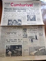 Cumhuriyet Gazetesi - 23 Şubat 1954 - Ölçü Hasreti Yazan Nadir Nadi Köşe Yazısı - Bütçenin Tümü Üzerindeki Müzakereler Sona Erdi - Türk Pakistan Paktı Ve Mısırlı Tahrikleri - Maliye Bakanı Hasan Polatkan Dün Bütçeyi Müdafaa Etti - Galatasaray Öğretmenleri  Beraat Ettiler - Rahmetli Abidin Daver'e Ordunun Şükran Duygusu - Günde 20.000 Ton Kömür Çıkaracağız - Hilton Oteli'nden Konacak Tablolar Meselesi Oldu - İnce Memed Yazan Yaşar Kemal Yazı Dizisi - Üniversiteliler Kıbrıs'a Bağlılık Gösterisi Tertip Ettiler - Yabancı Sermaye Kanunu Yazan Burhan Felek Köşe Yazısı - Pakistan'da Şükran Günü İlan Edildi - Türkiye Eskrim Birincilikleri - Karayağız Tercüme Eden B.F. Yazı Dizisi - İngiltere'de Yeni Biri Dans Fotoğrafları - Aşk Herşeyin Üstünde Yazan Sermed Sami Uysal Yazı Dizisi - Büyük Adli Hatalar Esrarlı Bir Oyuncunun Çeviren Mazhar Kunt - Resimli Roman Liman Cinayeti Yazan Georges Simenon - Sandıklar Dolusu Elbise İle Seyahat Eden Kraliçe Elizabeth
