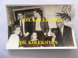 AJDA PEKKAN'IN ORİJİNAL FOTOĞRAFI - 18 x 12 cm EBADINDA - AJDA PEKKAN'IN DÜĞÜN GECESİNDE SEMİRAMİS PEKKAN, ERCÜMENT KARACAN, 2 OĞLU ve KIZ ARKADAŞLARI AYNI KARDE, 29 ARALIK 1984