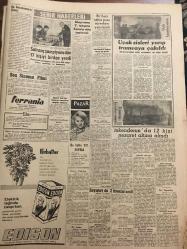 YENİ SABAH GAZETESİ 22 ARALIK 1960 YIL :23 SAYI :7825--İskenderun da 12 kişi nezaret altına alındı --İnfial devam ediyor --I.Sigortaları ,sanayiciye 100 milyon kredi açacak --Sayıştay da 2 üyesini seçti --Uçuruma yuvarlanan otobüste 10 kişi  öldü--ICA Yardımı ile yalnız Amerika dan mal alınacak --Kimya Fakültesi talebesi dün sessiz yürüyüş yaptı ---İhtimaller :Siyavuşgil --İstanbul Rehberi ---Sinemalar :Alkazar :Safari ,Atlas :Siyah Gözler, Emek :Tepedeki Oda ,Konak :Büyük Sirk ---Tankerdeki  yangın dün tehlikeli olmaktan çıktı --Yedek polislik teklifinin kabul edilmesi bekleniyor --Habeşistan da asiler 18 vekili katletmişler ---Eczanelerde tek tip şişeler kullanılacak --Önce öldürüp sonra gözünü oydular ---Satranç şampiyonu dün 17 kişiyi birden yendi --İskenderun da 12 kişi nezaret altına alındı ---Fenerbahçe nin prestijini en kısa zamanda kurtaracağız--Ordu Takımı her gün antrenman yapacak --Galatasaray Ankara ya noksan kadro ile gidiyor --Fenerbahçeli Yüksel ve Hilmi 15 Gün Cezalı -