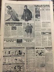 YENİ SABAH GAZETESİ 1 ARALIK 1960 YIL :23 SAYI :7804---Basın ve ispat  hakkı tasarıları kanunlaştı --10 Bine yakın eğitim mensubu terfi edecek --Spor, magazin sayfalarının ayrı mesul müdürleri olacak ---Aynı evde bir kadın  öldürüldü ,bir kadın da koma halinde bulundu --Edirne Üniversitesi tahakkuk safhasında ---Kızıloğlu Bölükbaşı ya sinirlendi --Eski karısının yüzüne sokakta kezzap döktü --Akıl hastaları tiyatroda temsil verecek --1961 Bütçe tasarısı son şeklini aldı ---Korkumuz nedir ?: Siyavuşgil --İstanbul Rehberi --Churchıll 86 Yaşında --Müsaadesiz tenzilatlı satış yapılamayacak --Cam sanayinde işsizler çoğaldı --Müzik Kulübü :Earl Gran --Basın ve ispat hakkı tasarıları kanunlaştı ---Kasım transferi sona erdi --Rumenlerle 30 Nisan da iki Milli maç yapacağız --Balkan Kupası Statüsü bugün tespit edilecek --Maarif ,yedek öğretmenlere odu takımı için izin vermiyor --6 Kulüp dostluk paktı kuruyor ---Galatasaray ,bugün Ankara ya gidiyor --Fiyasko :Basketbol da ilk devre bitirilemedi --
