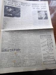 Cumhuriyet Gazetesi - 26 Eylül 1954 - Başvekil Adnan Menderes'in Almanya Seyahatine Dair Demeci - Atom Sulh Planı - Kıbrıs Etrafında Tartışma Başlıyor - Sıtkı Yırcalı Son Tebliğlere Dair İzahat Aldı - Profesör Fahrettin Kerim Gökay Belediye İşletmelerine Zam Yapmayacağız Diyor - 1001 Kuyu Yazan Va Nü Yazı Dizisi - Londra Geceleri Yazan Robert Fabian Yazı Dizisi - Yarışmaya Alışma Yazan Hasan Ali Yücel Köşe Yazısı - RKO Film Stüdyoları Kapatılıyor - Kan Bankası Hazırlıkları - Artist Audrey Hepburn Evlendi - Fransa'da Uçan Daireler Çoğaldı - Milli Takım Kadrosu - Naci Erdem - Ali İhsan Karayiğit - Turgay Şeren - Lefter Küçükandonyadis - Kürekçi Edin Öke Fenerbahçe'den İstifa Etti - Bahçeden Bir Adam Girdi Yazan Perihan Zorlu Yazı Dizisi - Montesi Hadisesinin İçyüzü Yazan Hami S. Yazı Dizisi - İskandinavya Notları Yazan Aydemir Balkan Yazı Dizisi - Resimli Romanımız Yeşil Saksı Yazan George Simenon - Günün Resimleri - Nebabiş Trençkot