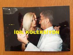 AJDA PEKKAN'IN YILDIRIM AKTUNA İLE ORİJİNAL FOTOĞRAFI ve GAZETEDEN KESİLME FOTOĞRAFI, 2'Lİ SET - FOTOĞRAF 15 x 10 cm ve GAZETE KÜPÜRÜ 11 x 9 cm EBADINDA
