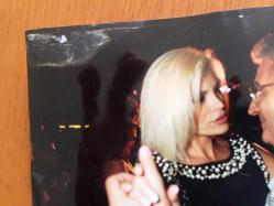 AJDA PEKKAN'IN YILDIRIM AKTUNA İLE ORİJİNAL FOTOĞRAFI ve GAZETEDEN KESİLME FOTOĞRAFI, 2'Lİ SET - FOTOĞRAF 15 x 10 cm ve GAZETE KÜPÜRÜ 11 x 9 cm EBADINDA