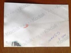 AJDA PEKKAN'IN YILDIRIM AKTUNA İLE ORİJİNAL FOTOĞRAFI ve GAZETEDEN KESİLME FOTOĞRAFI, 2'Lİ SET - FOTOĞRAF 15 x 10 cm ve GAZETE KÜPÜRÜ 11 x 9 cm EBADINDA