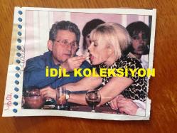 AJDA PEKKAN'IN YILDIRIM AKTUNA İLE ORİJİNAL FOTOĞRAFI ve GAZETEDEN KESİLME FOTOĞRAFI, 2'Lİ SET - FOTOĞRAF 15 x 10 cm ve GAZETE KÜPÜRÜ 11 x 9 cm EBADINDA