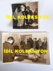 AJDA PEKKAN'IN ORİJİNAL 2'Lİ FOTOĞRAF SETİ - 18 x 12 cm ve 10 x 10 cm EBADINDA 2 ADET FOTOĞRAF - AJDA PEKKAN 6 GÜN EVLİ KALDIĞI COŞKUN SAPMAZ'LA OLAN BOŞANMA DAVASININ DURUŞMASINDAN BİR FOTOĞRAF, AJDA PEKKAN'I HÜSAMETTİN CİNDORUK, COŞKUN SAPMAZ'I İSE NURİ EROĞAN TEMSİL EDİYOR. + AJDA PEKKAN'IN BAŞKA BİR DURUŞMADA KONUŞTUĞU ANLARDAN BİR FOTOĞRAF, 15 ARALIK 1973