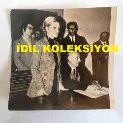 AJDA PEKKAN'IN ORİJİNAL 2'Lİ FOTOĞRAF SETİ - 18 x 12 cm ve 10 x 10 cm EBADINDA 2 ADET FOTOĞRAF - AJDA PEKKAN 6 GÜN EVLİ KALDIĞI COŞKUN SAPMAZ'LA OLAN BOŞANMA DAVASININ DURUŞMASINDAN BİR FOTOĞRAF, AJDA PEKKAN'I HÜSAMETTİN CİNDORUK, COŞKUN SAPMAZ'I İSE NURİ EROĞAN TEMSİL EDİYOR. + AJDA PEKKAN'IN BAŞKA BİR DURUŞMADA KONUŞTUĞU ANLARDAN BİR FOTOĞRAF, 15 ARALIK 1973