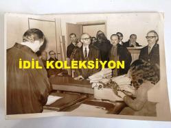 AJDA PEKKAN'IN ORİJİNAL 2'Lİ FOTOĞRAF SETİ - 18 x 12 cm ve 10 x 10 cm EBADINDA 2 ADET FOTOĞRAF - AJDA PEKKAN 6 GÜN EVLİ KALDIĞI COŞKUN SAPMAZ'LA OLAN BOŞANMA DAVASININ DURUŞMASINDAN BİR FOTOĞRAF, AJDA PEKKAN'I HÜSAMETTİN CİNDORUK, COŞKUN SAPMAZ'I İSE NURİ EROĞAN TEMSİL EDİYOR. + AJDA PEKKAN'IN BAŞKA BİR DURUŞMADA KONUŞTUĞU ANLARDAN BİR FOTOĞRAF, 15 ARALIK 1973