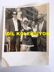 AJDA PEKKAN'IN ORİJİNAL 6'LI FOTOĞRAF SETİ - 18 x 12 cm, 16 x 12 cm, 15 x 13 cm EBADINDA 6 ADET FOTOĞRAF - AJDA PEKKAN'IN YEĞENİ'NİN CENAZESİNDEN 6 FARKLI KARE. OĞLUNU KAYBEDEN SEMİRAMİS PEKKAN ve SANATÇI ADNAN ŞENSES CENAZEDE ÜZÜNTÜ İÇİNDELER