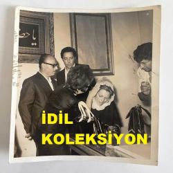 AJDA PEKKAN'IN ORİJİNAL 6'LI FOTOĞRAF SETİ - 18 x 12 cm, 16 x 12 cm, 15 x 13 cm EBADINDA 6 ADET FOTOĞRAF - AJDA PEKKAN'IN YEĞENİ'NİN CENAZESİNDEN 6 FARKLI KARE. OĞLUNU KAYBEDEN SEMİRAMİS PEKKAN ve SANATÇI ADNAN ŞENSES CENAZEDE ÜZÜNTÜ İÇİNDELER