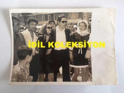 AJDA PEKKAN'IN ORİJİNAL 6'LI FOTOĞRAF SETİ - 18 x 12 cm, 16 x 12 cm, 15 x 13 cm EBADINDA 6 ADET FOTOĞRAF - AJDA PEKKAN'IN YEĞENİ'NİN CENAZESİNDEN 6 FARKLI KARE. OĞLUNU KAYBEDEN SEMİRAMİS PEKKAN ve SANATÇI ADNAN ŞENSES CENAZEDE ÜZÜNTÜ İÇİNDELER