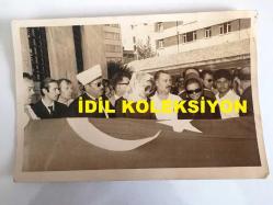 AJDA PEKKAN'IN ORİJİNAL 6'LI FOTOĞRAF SETİ - 18 x 12 cm, 16 x 12 cm, 15 x 13 cm EBADINDA 6 ADET FOTOĞRAF - AJDA PEKKAN'IN YEĞENİ'NİN CENAZESİNDEN 6 FARKLI KARE. OĞLUNU KAYBEDEN SEMİRAMİS PEKKAN ve SANATÇI ADNAN ŞENSES CENAZEDE ÜZÜNTÜ İÇİNDELER