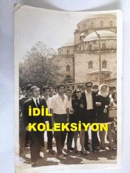AJDA PEKKAN'IN ORİJİNAL 6'LI FOTOĞRAF SETİ - 18 x 12 cm, 16 x 12 cm, 15 x 13 cm EBADINDA 6 ADET FOTOĞRAF - AJDA PEKKAN'IN YEĞENİ'NİN CENAZESİNDEN 6 FARKLI KARE. OĞLUNU KAYBEDEN SEMİRAMİS PEKKAN ve SANATÇI ADNAN ŞENSES CENAZEDE ÜZÜNTÜ İÇİNDELER