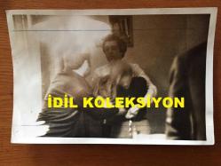 AJDA PEKKAN'IN ORİJİNAL 5'Lİ FOTOĞRAF SETİ - AJDA PEKKAN'IN SEVGİLİSİ CÖMERT BAYKENT'İ DÖVDÜĞÜ ANLARA DAİR 2 ADET FOTOĞRAF ve BU OLAYLA İLGİLİ GAZETE SAYFASINDAN ÇEKİLMİŞ 1 FOTOĞRAF + CÖMERT BAYKENT'İN BU OLAYI ARKADAŞINA ANLATTIĞI ANLARDAN 1 FOTOĞRAF + ÇİFTİN BİR SEYAHAT DÖNÜŞÜ VALİZLERİNİ ALIRLARKEN ÇEKİLMİŞ 1 FOTOĞRAF - TOPLAM 5 ADET