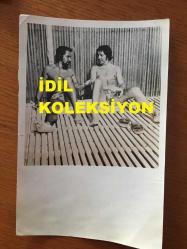 AJDA PEKKAN'IN ORİJİNAL 5'Lİ FOTOĞRAF SETİ - AJDA PEKKAN'IN SEVGİLİSİ CÖMERT BAYKENT'İ DÖVDÜĞÜ ANLARA DAİR 2 ADET FOTOĞRAF ve BU OLAYLA İLGİLİ GAZETE SAYFASINDAN ÇEKİLMİŞ 1 FOTOĞRAF + CÖMERT BAYKENT'İN BU OLAYI ARKADAŞINA ANLATTIĞI ANLARDAN 1 FOTOĞRAF + ÇİFTİN BİR SEYAHAT DÖNÜŞÜ VALİZLERİNİ ALIRLARKEN ÇEKİLMİŞ 1 FOTOĞRAF - TOPLAM 5 ADET