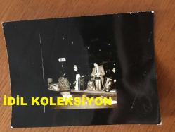 AJDA PEKKAN'IN ORİJİNAL 5'Lİ FOTOĞRAF SETİ - AJDA PEKKAN'IN SEVGİLİSİ CÖMERT BAYKENT'İ DÖVDÜĞÜ ANLARA DAİR 2 ADET FOTOĞRAF ve BU OLAYLA İLGİLİ GAZETE SAYFASINDAN ÇEKİLMİŞ 1 FOTOĞRAF + CÖMERT BAYKENT'İN BU OLAYI ARKADAŞINA ANLATTIĞI ANLARDAN 1 FOTOĞRAF + ÇİFTİN BİR SEYAHAT DÖNÜŞÜ VALİZLERİNİ ALIRLARKEN ÇEKİLMİŞ 1 FOTOĞRAF - TOPLAM 5 ADET