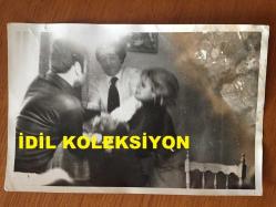 AJDA PEKKAN'IN ORİJİNAL 5'Lİ FOTOĞRAF SETİ - AJDA PEKKAN'IN SEVGİLİSİ CÖMERT BAYKENT'İ DÖVDÜĞÜ ANLARA DAİR 2 ADET FOTOĞRAF ve BU OLAYLA İLGİLİ GAZETE SAYFASINDAN ÇEKİLMİŞ 1 FOTOĞRAF + CÖMERT BAYKENT'İN BU OLAYI ARKADAŞINA ANLATTIĞI ANLARDAN 1 FOTOĞRAF + ÇİFTİN BİR SEYAHAT DÖNÜŞÜ VALİZLERİNİ ALIRLARKEN ÇEKİLMİŞ 1 FOTOĞRAF - TOPLAM 5 ADET