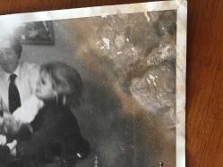 AJDA PEKKAN'IN ORİJİNAL 5'Lİ FOTOĞRAF SETİ - AJDA PEKKAN'IN SEVGİLİSİ CÖMERT BAYKENT'İ DÖVDÜĞÜ ANLARA DAİR 2 ADET FOTOĞRAF ve BU OLAYLA İLGİLİ GAZETE SAYFASINDAN ÇEKİLMİŞ 1 FOTOĞRAF + CÖMERT BAYKENT'İN BU OLAYI ARKADAŞINA ANLATTIĞI ANLARDAN 1 FOTOĞRAF + ÇİFTİN BİR SEYAHAT DÖNÜŞÜ VALİZLERİNİ ALIRLARKEN ÇEKİLMİŞ 1 FOTOĞRAF - TOPLAM 5 ADET