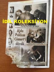 AJDA PEKKAN'IN ORİJİNAL 5'Lİ FOTOĞRAF SETİ - AJDA PEKKAN'IN SEVGİLİSİ CÖMERT BAYKENT'İ DÖVDÜĞÜ ANLARA DAİR 2 ADET FOTOĞRAF ve BU OLAYLA İLGİLİ GAZETE SAYFASINDAN ÇEKİLMİŞ 1 FOTOĞRAF + CÖMERT BAYKENT'İN BU OLAYI ARKADAŞINA ANLATTIĞI ANLARDAN 1 FOTOĞRAF + ÇİFTİN BİR SEYAHAT DÖNÜŞÜ VALİZLERİNİ ALIRLARKEN ÇEKİLMİŞ 1 FOTOĞRAF - TOPLAM 5 ADET