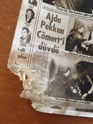 AJDA PEKKAN'IN ORİJİNAL 5'Lİ FOTOĞRAF SETİ - AJDA PEKKAN'IN SEVGİLİSİ CÖMERT BAYKENT'İ DÖVDÜĞÜ ANLARA DAİR 2 ADET FOTOĞRAF ve BU OLAYLA İLGİLİ GAZETE SAYFASINDAN ÇEKİLMİŞ 1 FOTOĞRAF + CÖMERT BAYKENT'İN BU OLAYI ARKADAŞINA ANLATTIĞI ANLARDAN 1 FOTOĞRAF + ÇİFTİN BİR SEYAHAT DÖNÜŞÜ VALİZLERİNİ ALIRLARKEN ÇEKİLMİŞ 1 FOTOĞRAF - TOPLAM 5 ADET