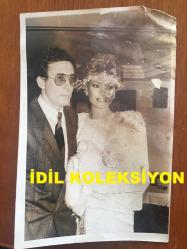 AJDA PEKKAN'IN ALİ BARS İLE OLAN EVLİLİĞİYLE İLGİLİ DÖNEMİNE AİT İKİ ADET ORİJİNAL FOTOĞRAF, 4 ADET GAZETE KÜPÜRÜ ve EVLENME DUYURUSU FOTOĞRAFI, TOPLAM 7 PARÇA SET HALİNDE