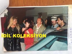 AJDA PEKKAN'IN MÜTEAHHİT MEHMET DALMAZ'LA KONSER SONRASI AYNI ARABADA GİTTİKLERİ HABERİNİN YAZILI NOTU İLE 3 ADET ORİJİNAL FOTOĞRAFI - FOTOĞRAFLAR 12,5 x 9 cm EBADINDA