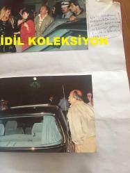 AJDA PEKKAN'IN MÜTEAHHİT MEHMET DALMAZ'LA KONSER SONRASI AYNI ARABADA GİTTİKLERİ HABERİNİN YAZILI NOTU İLE 3 ADET ORİJİNAL FOTOĞRAFI - FOTOĞRAFLAR 12,5 x 9 cm EBADINDA
