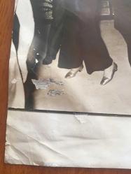 AJDA PEKKAN'IN ORİJİNAL BÜYÜK BOY FOTOĞRAFI - 24 x 18 cm EBADINDA - AJDA PEKKAN'IN 1960'LARDA DANS EDEREK EĞLENDİĞİ ANLARDA ÇEKİLMİŞ BİR KARE