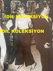 AJDA PEKKAN'IN ORİJİNAL BÜYÜK BOY FOTOĞRAFI - 24 x 18 cm EBADINDA - AJDA PEKKAN'IN 1960'LARDA DANS EDEREK EĞLENDİĞİ ANLARDA ÇEKİLMİŞ BİR KARE