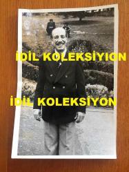 TÜRK HALK MÜZİĞİ SANATÇISI HASAN MUTLUCAN'IN ORİJİNAL FOTOĞRAFI - 18 x 12 cm EBADINDA - HASAN MUTLUCAN BİR PARKTA TAKIM ELBİSESİ İÇİNDE GÜLÜMSERKEN ÇEKİLİŞ BİR KARE