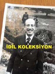 TÜRK HALK MÜZİĞİ SANATÇISI HASAN MUTLUCAN'IN ORİJİNAL FOTOĞRAFI - 18 x 12 cm EBADINDA - HASAN MUTLUCAN BİR PARKTA TAKIM ELBİSESİ İÇİNDE GÜLÜMSERKEN ÇEKİLİŞ BİR KARE